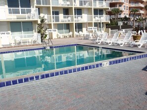 Piscina all'aperto, una piscina riscaldata