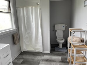 Shower, towels, soap, shampoo - Perfect Family Getaway by the beach (Hector)