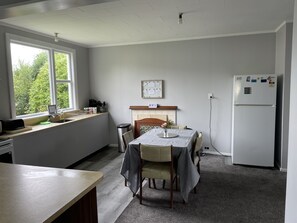 Fridge, microwave, oven, stovetop - Perfect Family Getaway by the beach (Hector)