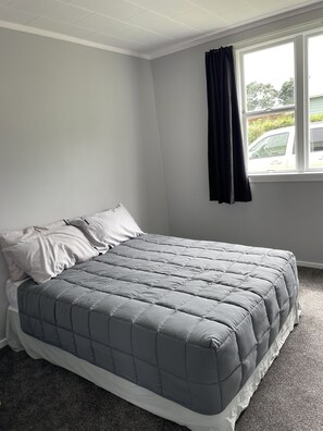 3 bedrooms, iron/ironing board, free WiFi, bed sheets - Perfect Family Getaway by the beach (Hector)