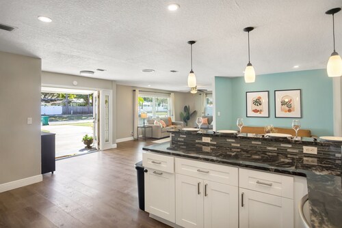 Lovely Pool Home, Close to beaches! Antilles