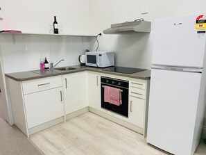 Een koelkast, een microgolfoven, een oven, een kookplaat