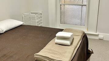 1 dormitorio, tabla de planchar con plancha, wifi gratis y ropa de cama