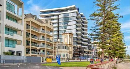 Adelaide's Seaside Location - Glenelg Beach: Seafield Apartment No. 4, Upstairs, Shared balcony