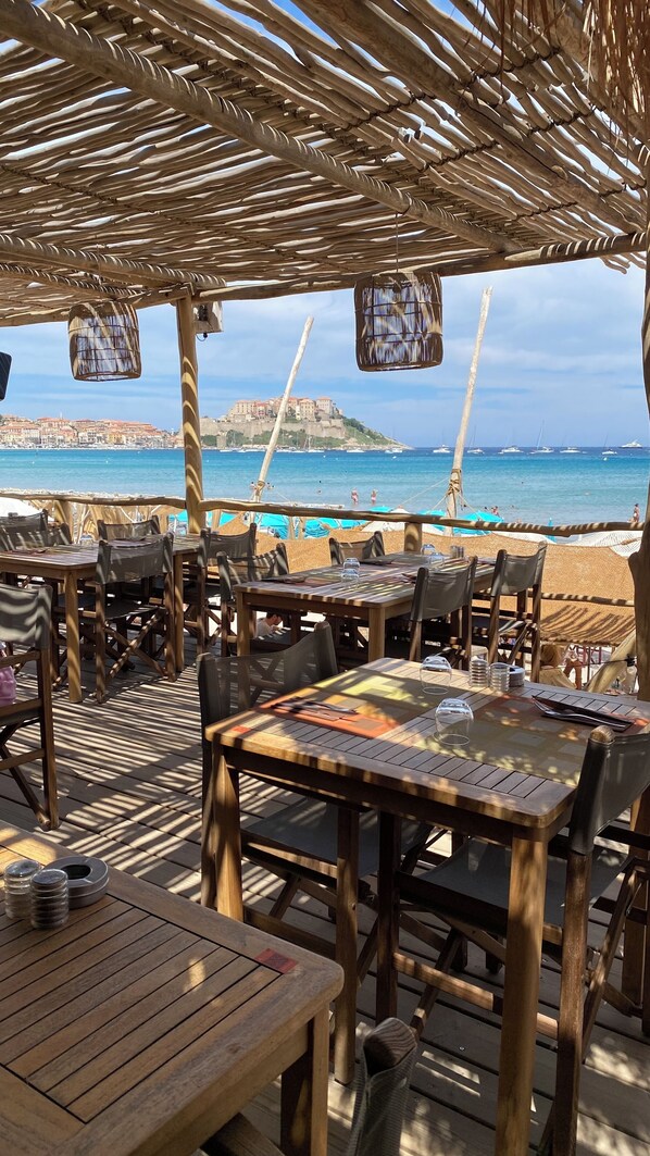 Outdoor dining - Superb house with sea-view terrace 300 m from the beach. (SANT AMBROGGIO LUMIO)
