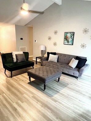 Smart TV, books - House Close to Chemical Plant- Long Term Friendly- Easy access to Beltway (La Porte)