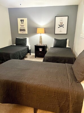 4 bedrooms, desk, iron/ironing board, free WiFi - House Close to Chemical Plant- Long Term Friendly- Easy access to SH 225 (La Porte)