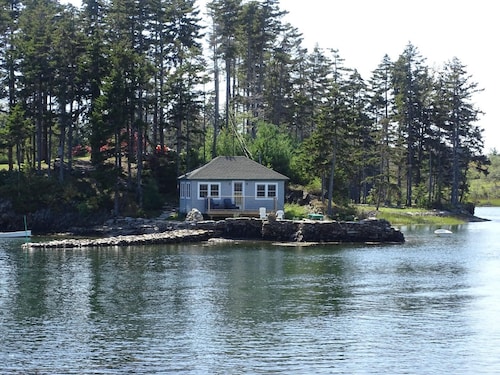 On the Rocks - One-of-a-kind setting on the Reversing Falls of Basin Point!