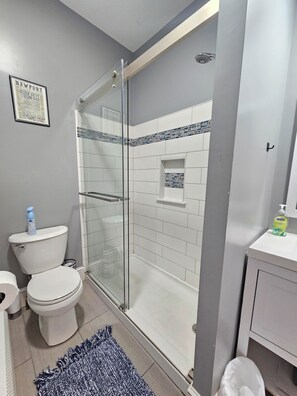 Een douche, een haardroger, handdoeken, zeep