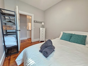 2 chambres, fer et planche à repasser, accès au Wi-Fi (inclus)