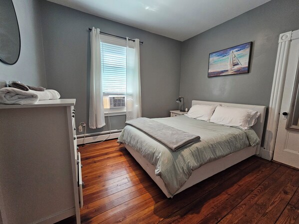 2 bedrooms, iron/ironing board, free WiFi, bed sheets - Renovated 2BR Newport Apartment - Walk to Thames Street (Newport)