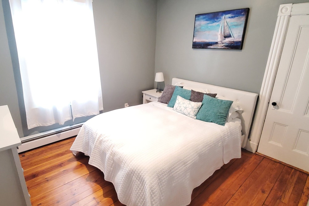 Renovated 2 bed near downtown