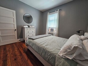 2 slaapkamers, een strijkplank/strijkijzer, gratis wifi, beddengoed