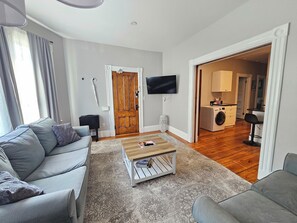 Smart TV - Renovated 2BR Newport Apartment - Walk to Thames Street (Newport)