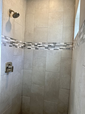 Duschwanne, Handtücher, Seife, Toilettenpapier