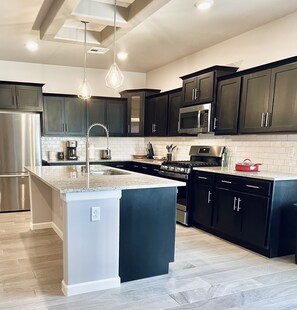 Kjøleskap, mikrobølgeovn, ovn og kokeplater