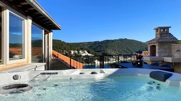 Tina de hidromasaje al aire libre