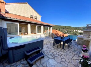 Outdoor dining - Villa FJERA - sea view, 2 hot tubs, BBQ... (Pucišca)