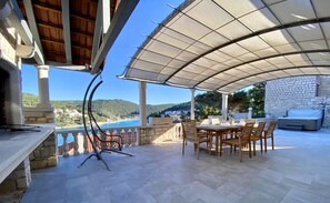 Outdoor dining - Villa FJERA - sea view, 2 hot tubs, BBQ... (Pucišca)