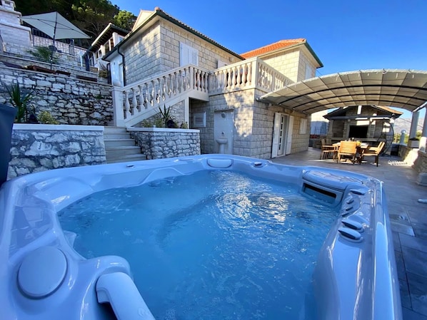 Bain à remous extérieur