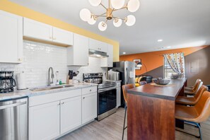 Fridge, microwave, oven, stovetop - 5 mins to DT, family friendly, hot tub, arcade, sleeps 8, fully fenced yard. (Chattanooga)