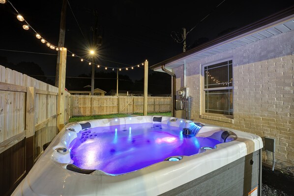 Outdoor spa tub - 5 mins to DT, family friendly, hot tub, arcade, sleeps 8, fully fenced yard. (Chattanooga)