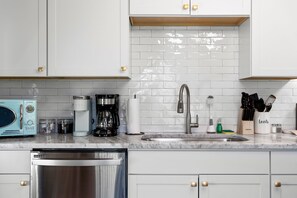 Fridge, microwave, oven, stovetop - 5 mins to DT, family friendly, hot tub, arcade, sleeps 8, fully fenced yard. (Chattanooga)