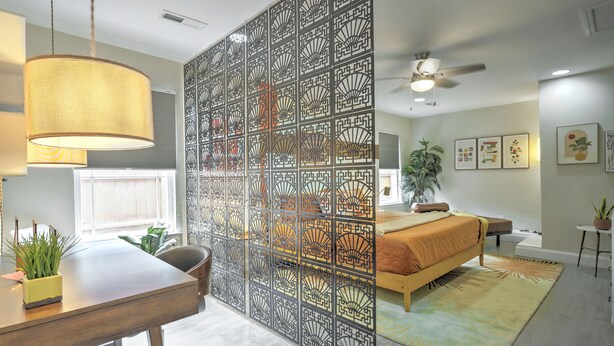 A bedroom with a bed, bedside table, and a decorative screen. - 5 mins to DT, family friendly, hot tub, arcade, sleeps 8, fully fenced yard. (Chattanooga)