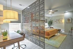 3 bedrooms, desk, iron/ironing board, travel crib - 5 mins to DT, family friendly, hot tub, arcade, sleeps 8, fully fenced yard. (Chattanooga)