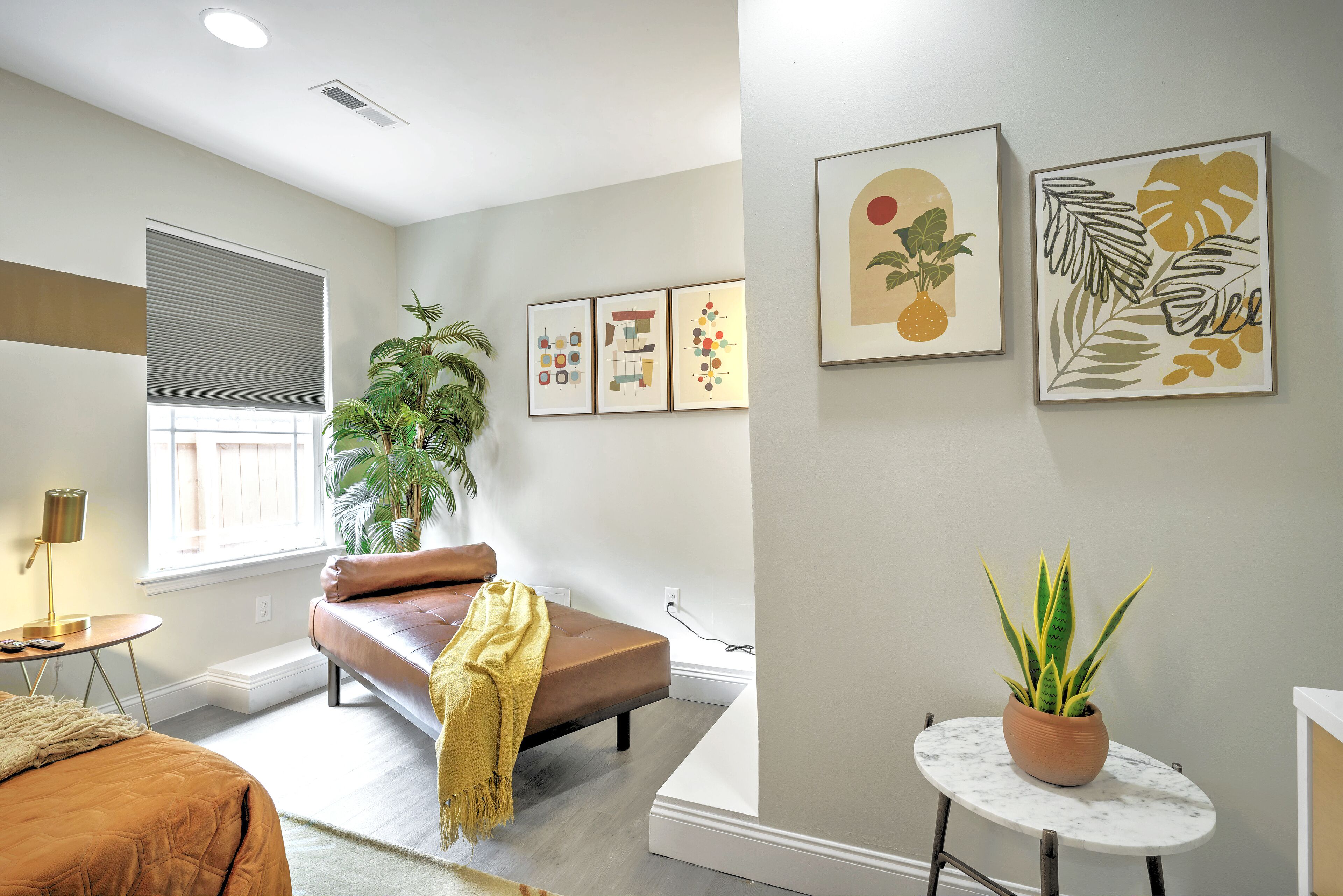 5 mins to DT, family pet friendly, hot tub, arcade, sleeps 8, fully fenced yard.