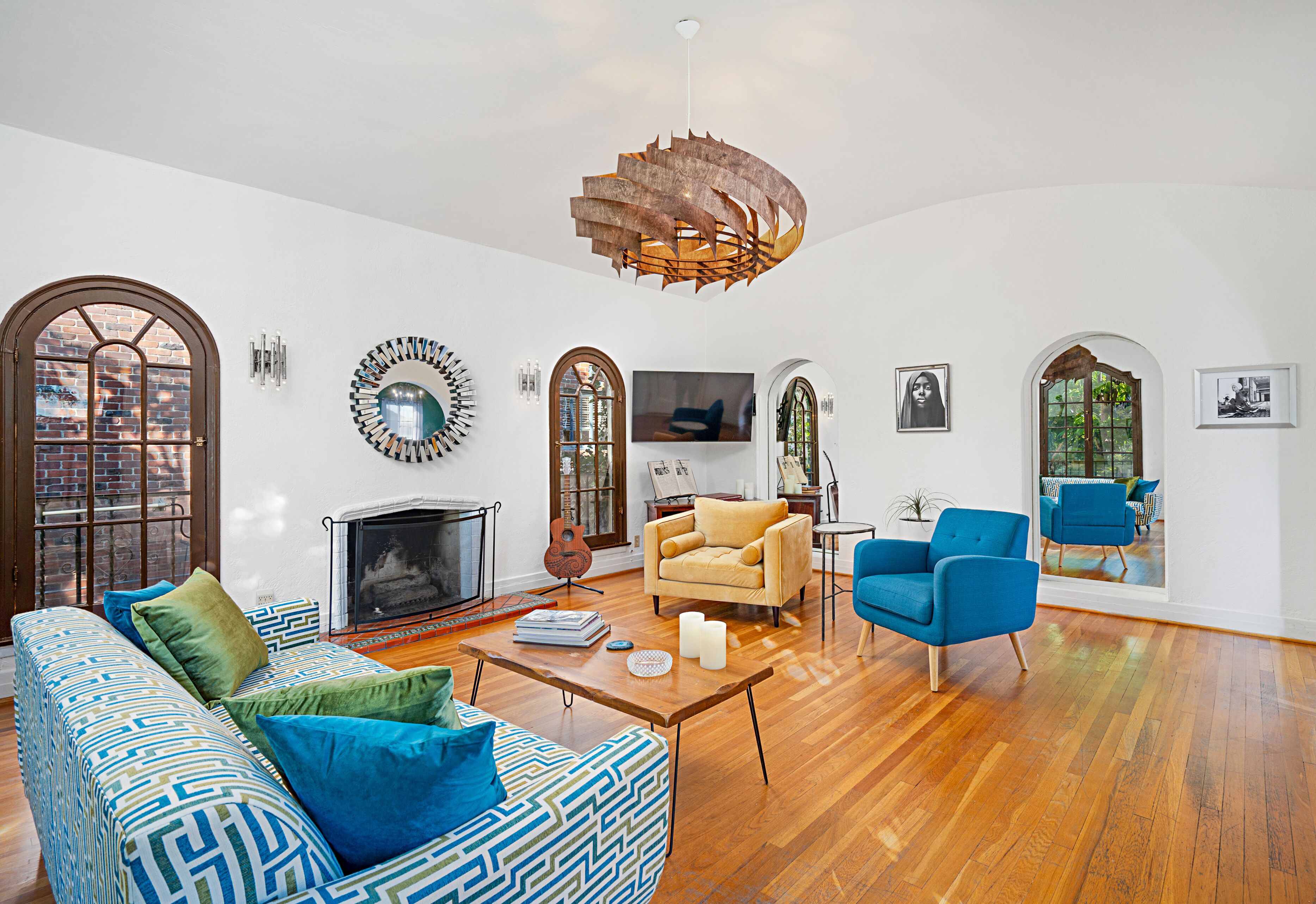 Smart-TV, Bücher, Musikbibliothek, Stereoanlage