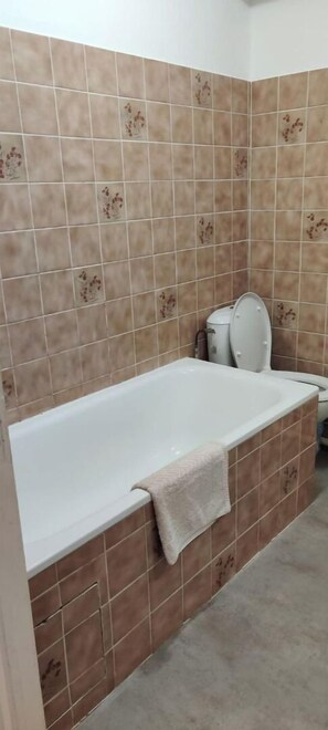 Bathtub - Comfortable studio with terrace in Châtelguyon - 1 (Châtel-Guyon)