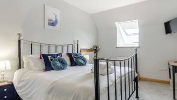 5 bedrooms, free WiFi, bed sheets, wheelchair access