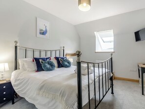 5 bedrooms, free WiFi, bed sheets, wheelchair access
