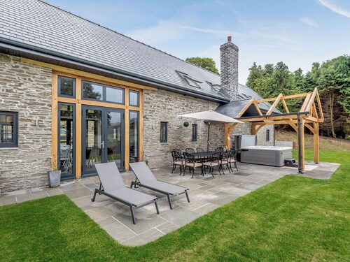 5 bedroom accommodation in New Radnor, near Presteigne