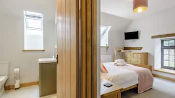 5 bedrooms, free WiFi, bed sheets, wheelchair access