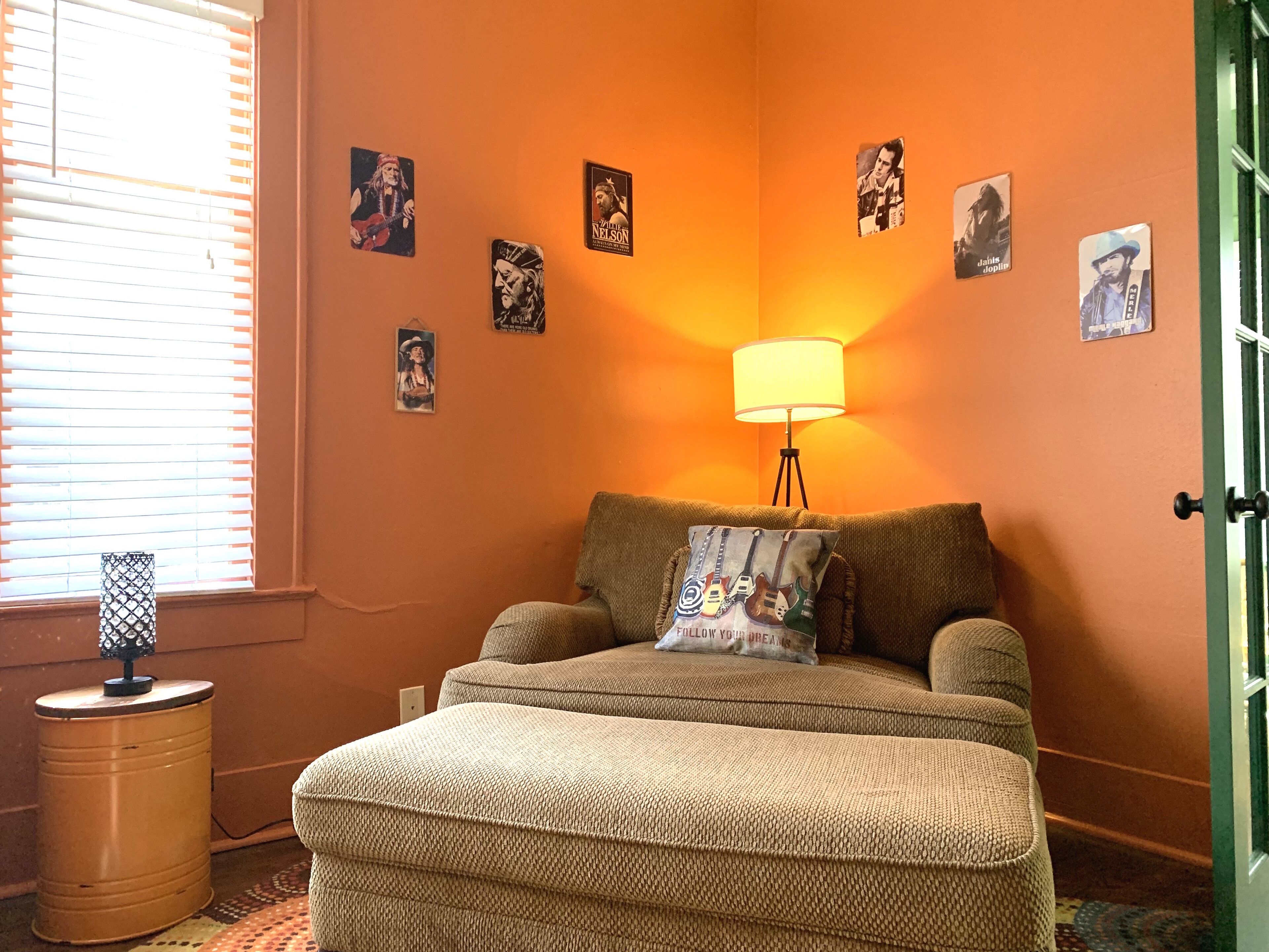 ON THE ROAD AGAIN! MUSICAL JOURNEY DOWNTOWN AUSTIN NEAR EVERYTHING!