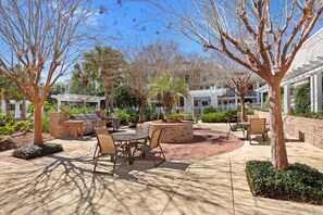 Outdoor dining - Pilot House Sandestin, @ Village of Baytowne Wharf-Monthly Rentals (Miramar Beach)