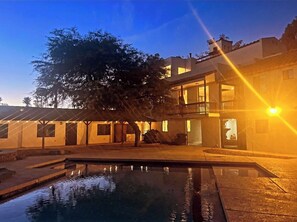 Alberca al aire libre y alberca climatizada