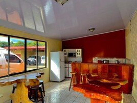 每日供应当地美食早餐（每人 USD 6）