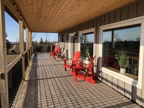 Terrace/patio - Red Roof Chalet in close proximity to beaches, trails, golf and Blue Mountains. (Meaford)