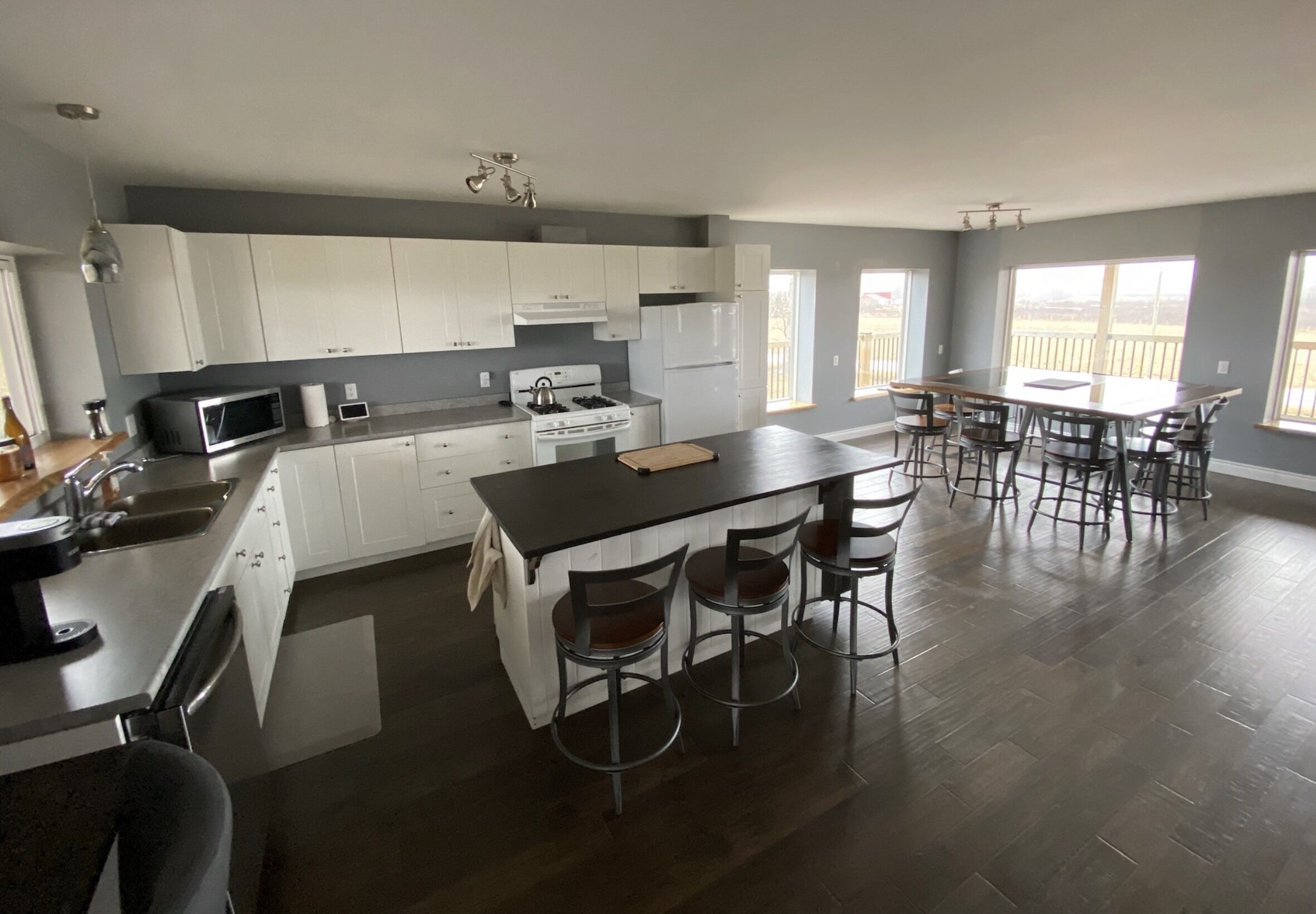 Red Roof Chalet in close proximity to beaches, trails, golf and Blue Mountains.