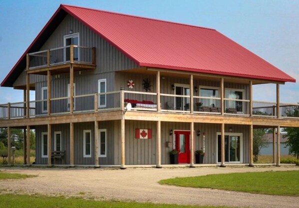 Exterior - Red Roof Chalet in close proximity to beaches, trails, golf and Blue Mountains. (Meaford)