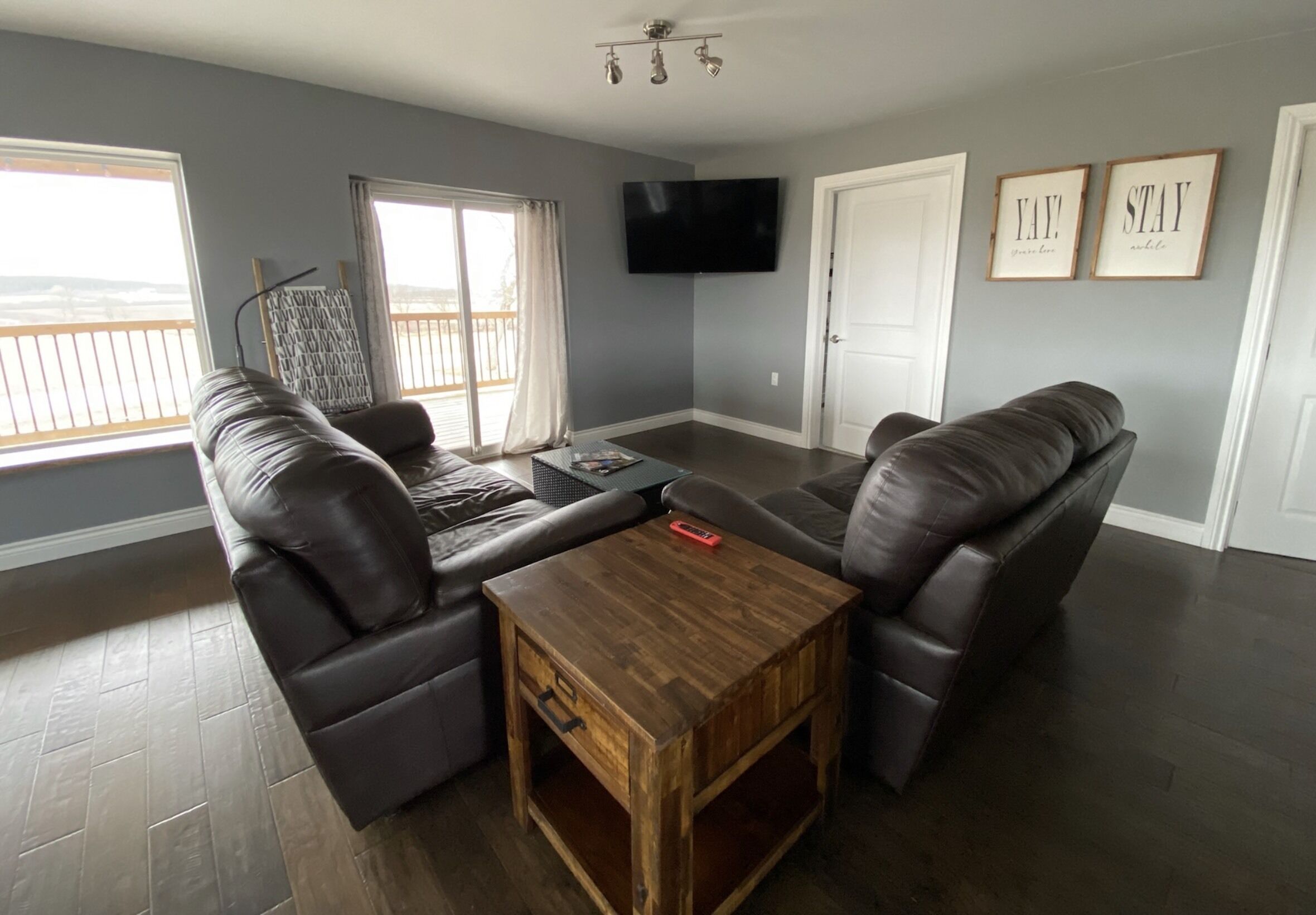 Red Roof Chalet in close proximity to beaches, trails, golf and Blue Mountains.