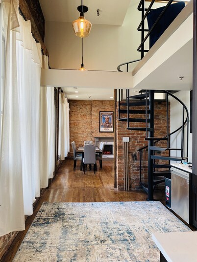 4 Bed, 3 Bath Loft in Downtown Louisville! Amazing River Views! Private Deck!