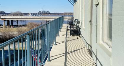 4 Bed, 3 Bath Loft in Downtown Louisville! Amazing River Views! Private Deck!