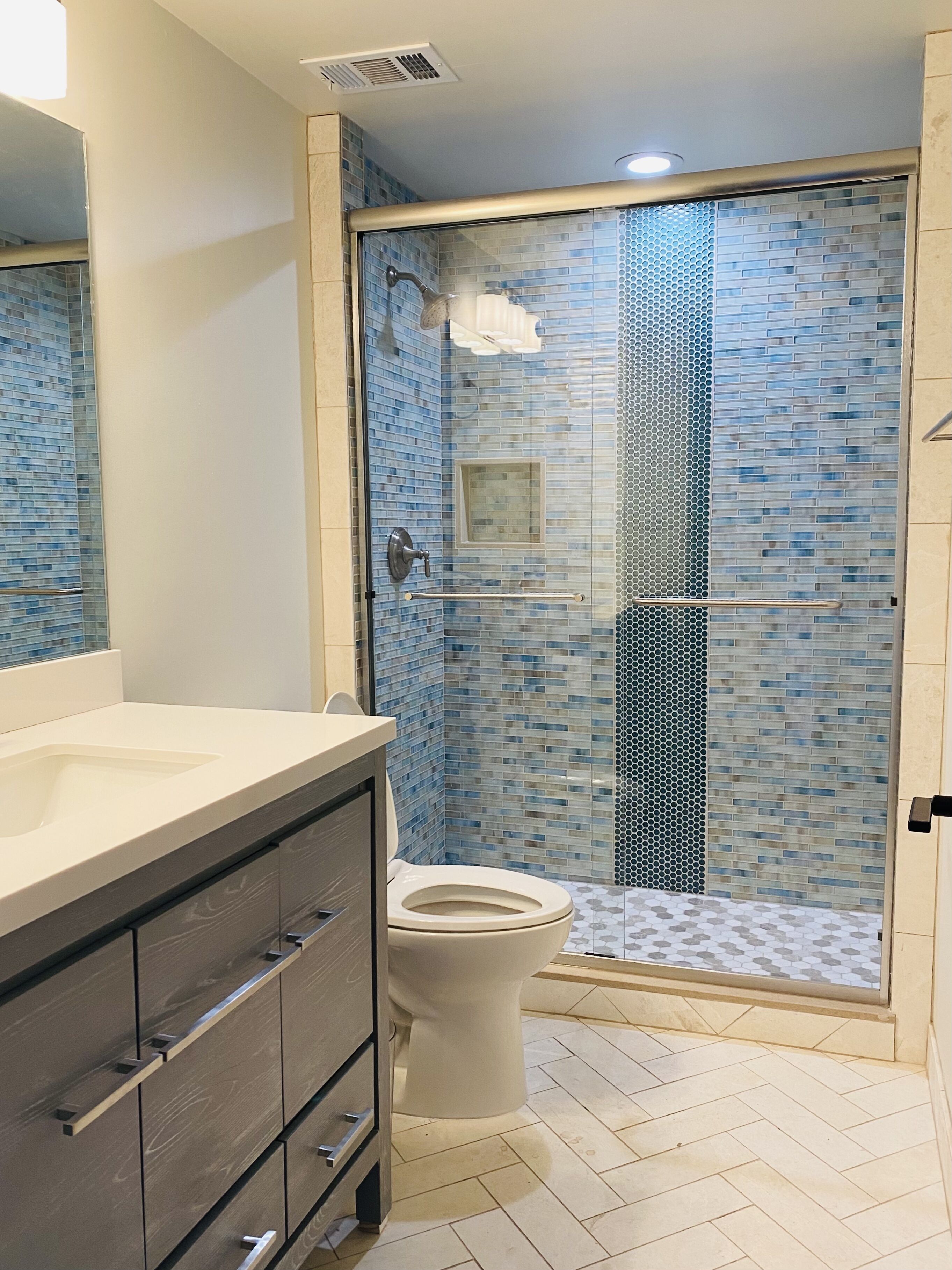 3 Bed, 3 Bath Loft in Downtown Louisville! Amazing River Views! Private Deck!