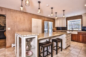 Kylskåp, mikrovågsugn, ugn och spishäll