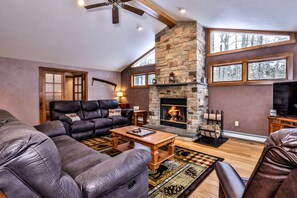 Smart-tv, eldstad och dvd-spelare