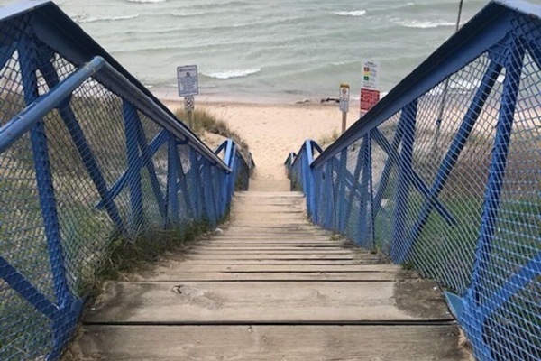 Una playa cerca, sillas reclinables de playa, toallas de playa